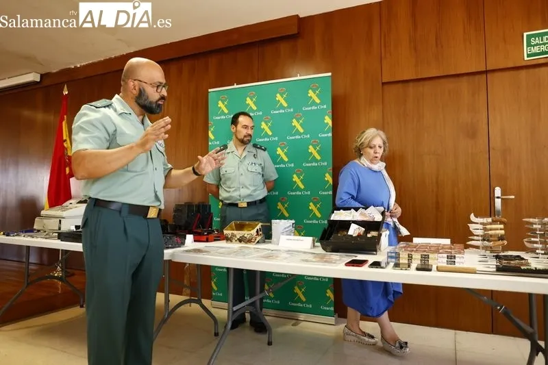 La subdelegada del Gobierno en Salamanca, Encarnación Pérez  y el teniente coronel de la Guardia Civil, Pedro Merino, en la rueda de prensa de esta mañana, en la Comandancia de la Guardia Civil de Salamanca. Foto de David Sañudo