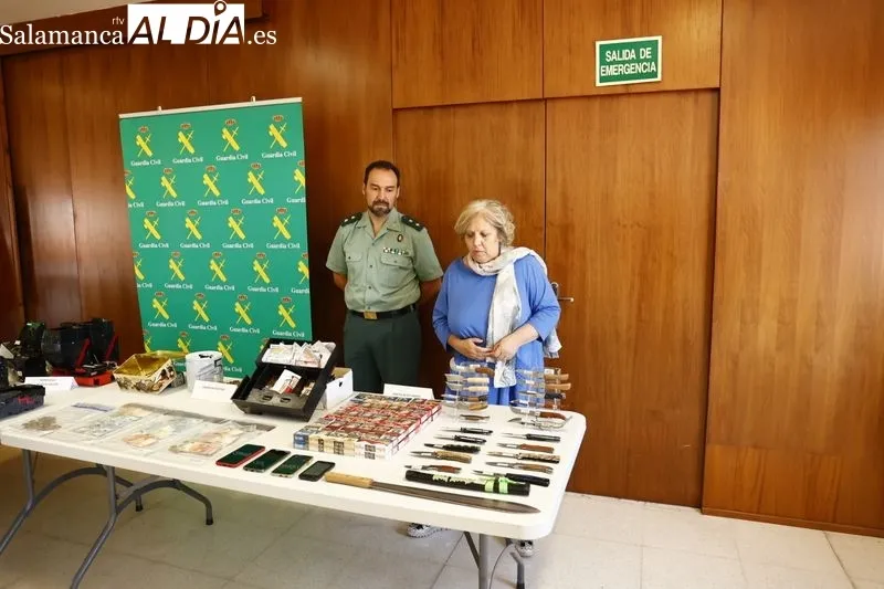La subdelegada del Gobierno en Salamanca, Encarnación Pérez  y el teniente coronel de la Guardia Civil, Pedro Merino, en la rueda de prensa de esta mañana, en la Comandancia de la Guardia Civil de Salamanca. Foto de David Sañudo