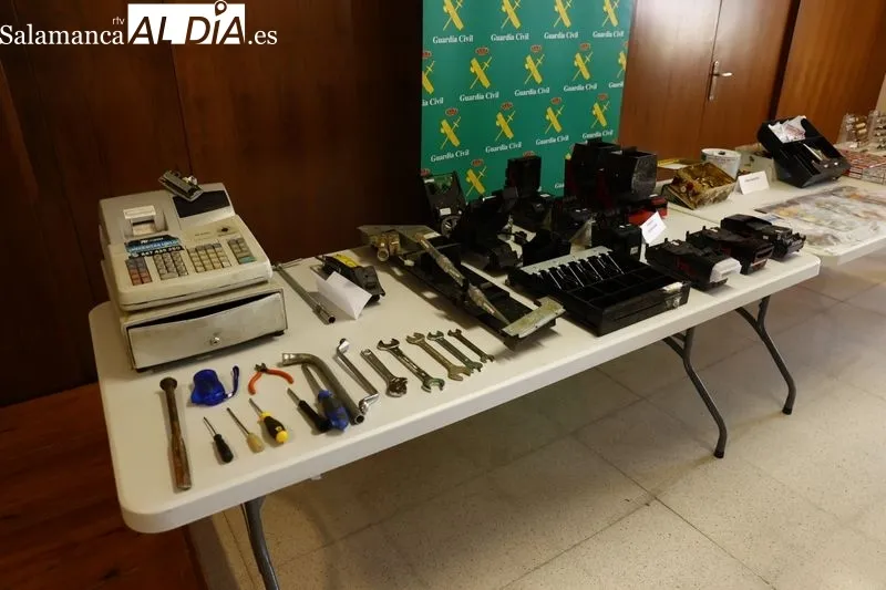 La subdelegada del Gobierno en Salamanca, Encarnación Pérez  y el teniente coronel de la Guardia Civil, Pedro Merino, en la rueda de prensa de esta mañana, en la Comandancia de la Guardia Civil de Salamanca. Foto de David Sañudo