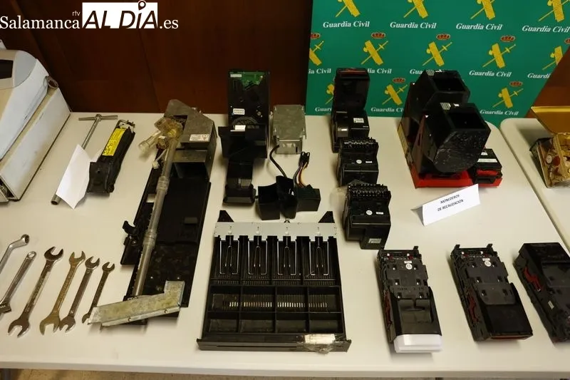 La subdelegada del Gobierno en Salamanca, Encarnación Pérez  y el teniente coronel de la Guardia Civil, Pedro Merino, en la rueda de prensa de esta mañana, en la Comandancia de la Guardia Civil de Salamanca. Foto de David Sañudo