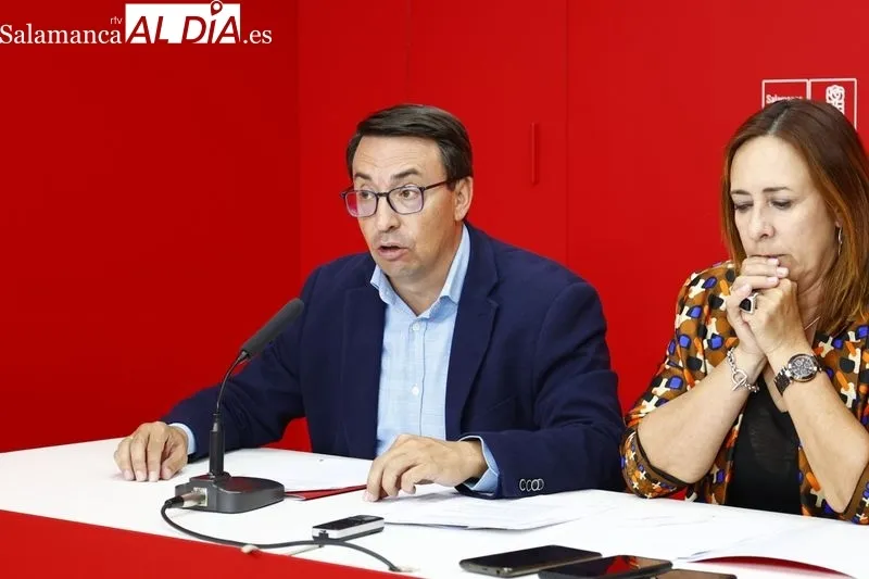 Rueda de prensa de los procuradores en las Cortes de Castilla y León por el PSOE de Salamanca, Fernando Pablos, Rosa Rubio y Juan Luis Cepa. Foto de David Sañudo
