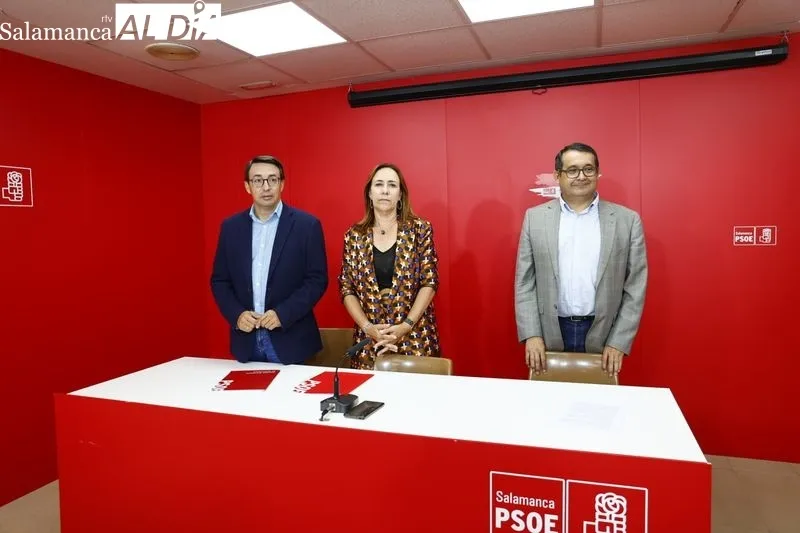 Rueda de prensa de los procuradores en las Cortes de Castilla y León por el PSOE de Salamanca, Fernando Pablos, Rosa Rubio y Juan Luis Cepa. Foto de David Sañudo