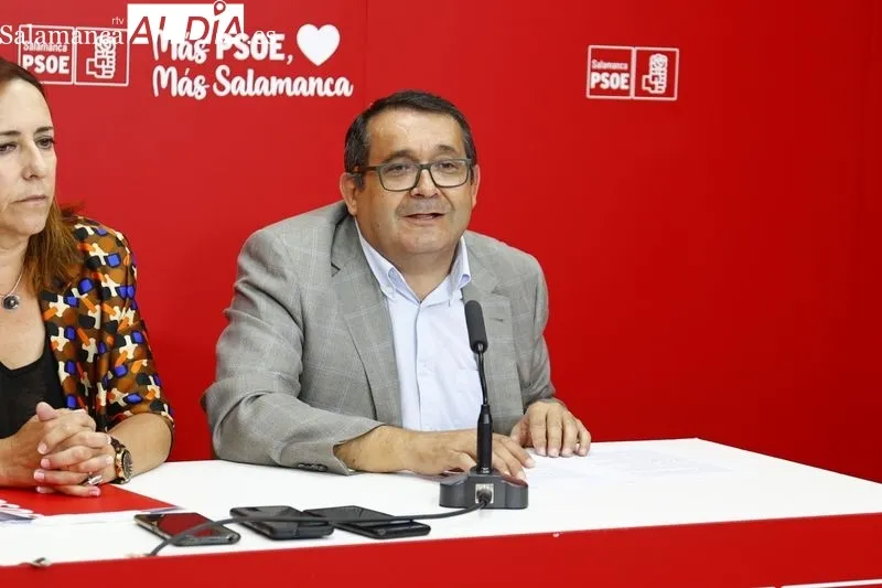 Rueda de prensa de los procuradores en las Cortes de Castilla y León por el PSOE de Salamanca, Fernando Pablos, Rosa Rubio y Juan Luis Cepa. Foto de David Sañudo