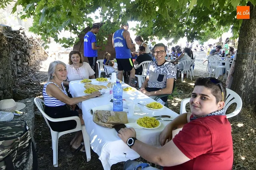 Foto 8 - Cerca de 800 personas despiden en torno a la mesa las fiestas de Casillas de Flores