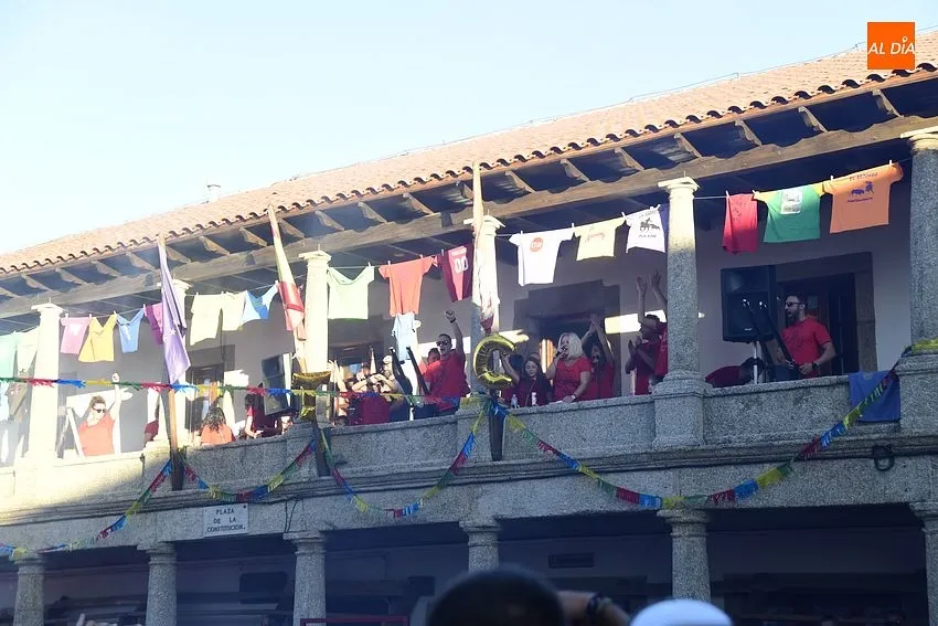 Las Peñas llenaron de color y alegría la Plaza de Fuenteguinaldo / Fotos: Adrián M. Pastor