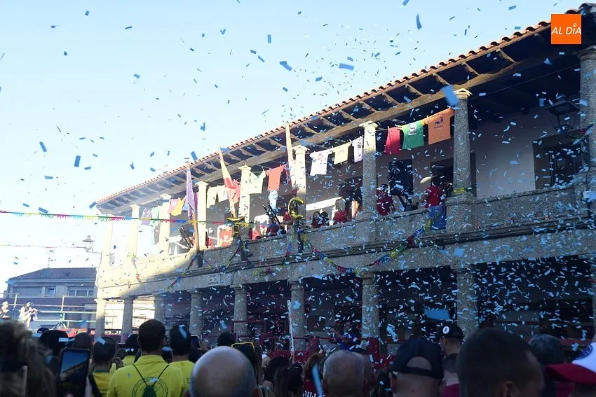 Las Peñas llenaron de color y alegría la Plaza de Fuenteguinaldo / Fotos: Adrián M. Pastor