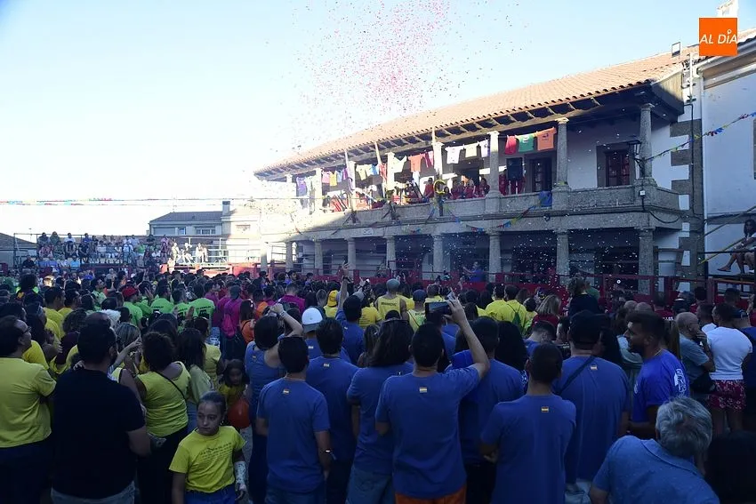 Las Peñas llenaron de color y alegría la Plaza de Fuenteguinaldo / Fotos: Adrián M. Pastor