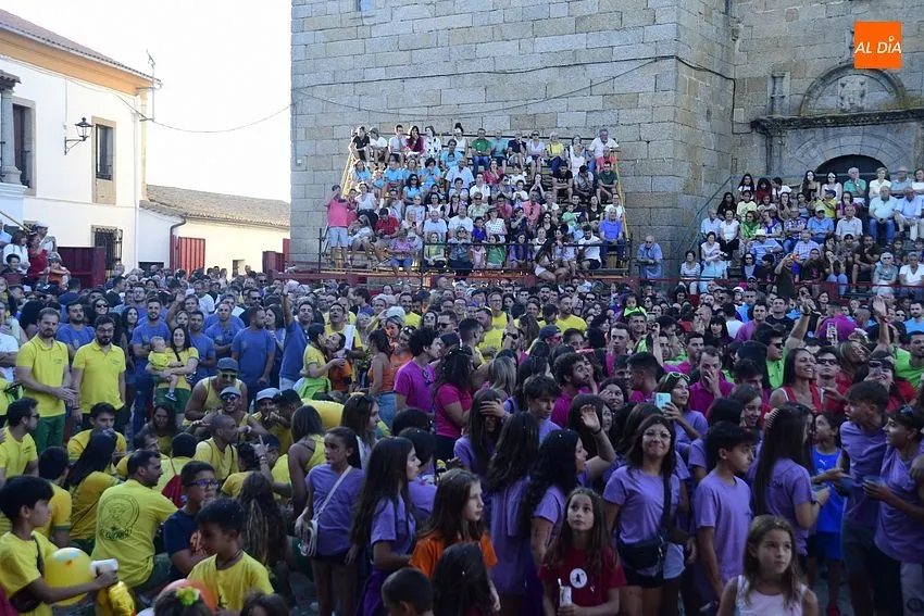 Las Peñas llenaron de color y alegría la Plaza de Fuenteguinaldo / Fotos: Adrián M. Pastor