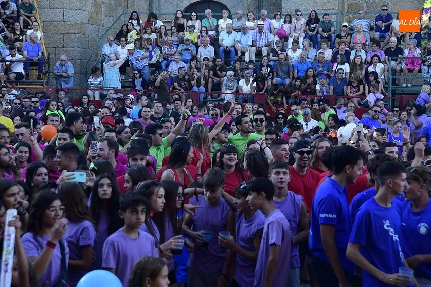 Las Peñas llenaron de color y alegría la Plaza de Fuenteguinaldo / Fotos: Adrián M. Pastor