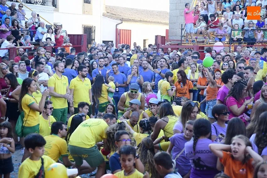 Las Peñas llenaron de color y alegría la Plaza de Fuenteguinaldo / Fotos: Adrián M. Pastor