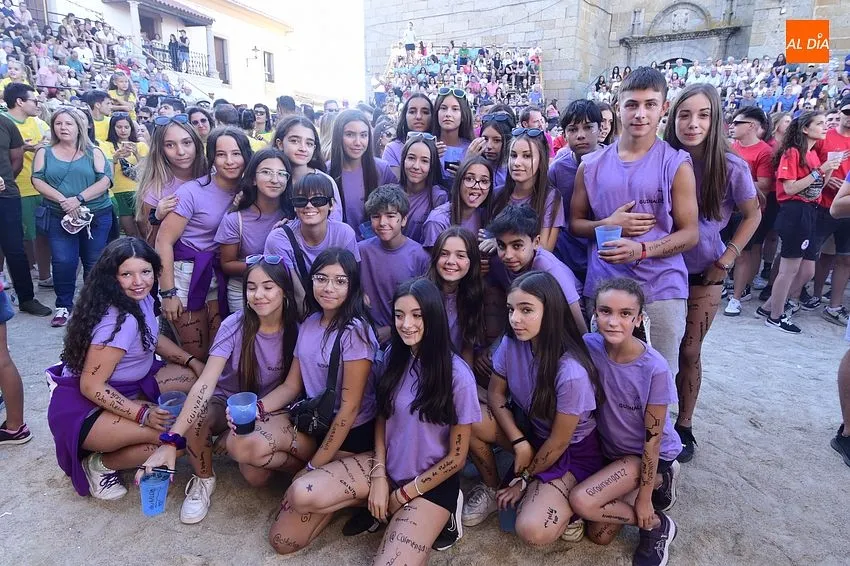 Las Peñas llenaron de color y alegría la Plaza de Fuenteguinaldo / Fotos: Adrián M. Pastor