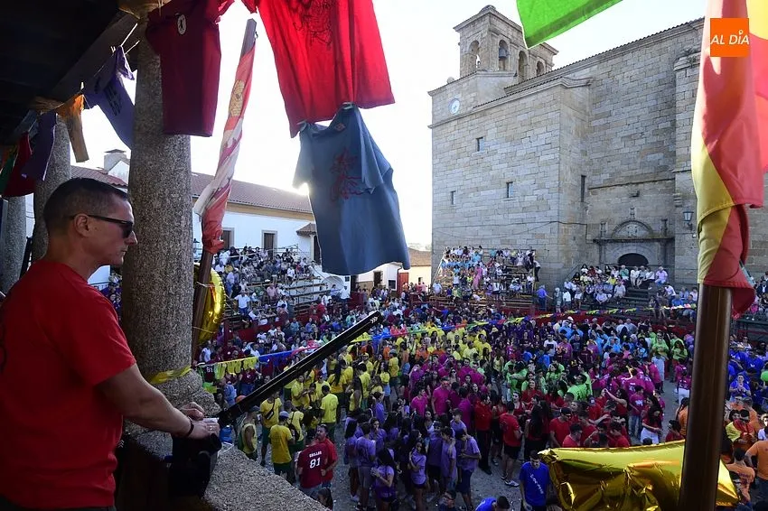 Las Peñas llenaron de color y alegría la Plaza de Fuenteguinaldo / Fotos: Adrián M. Pastor