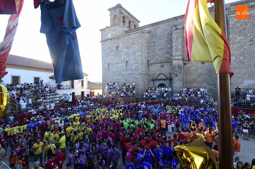 Las Peñas llenaron de color y alegría la Plaza de Fuenteguinaldo / Fotos: Adrián M. Pastor