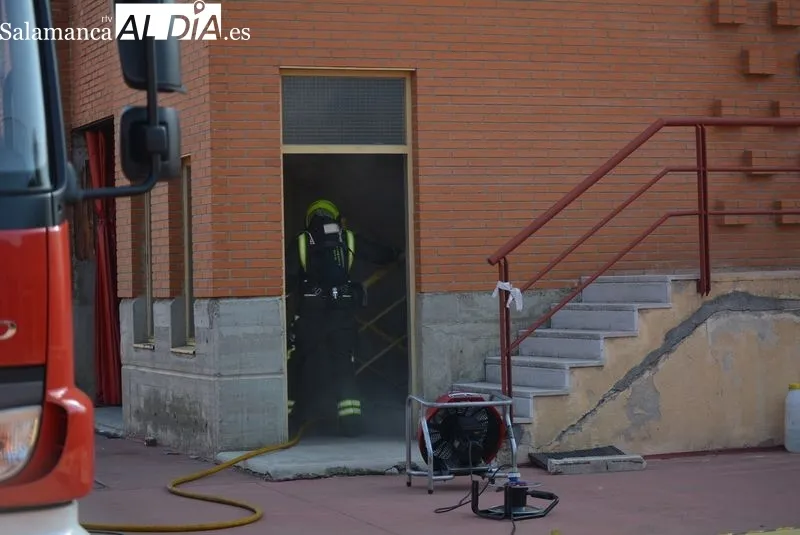 Maniobra de actuación de los bomberos en un incendio bajo rasante | Fotos: Vanesa Martins