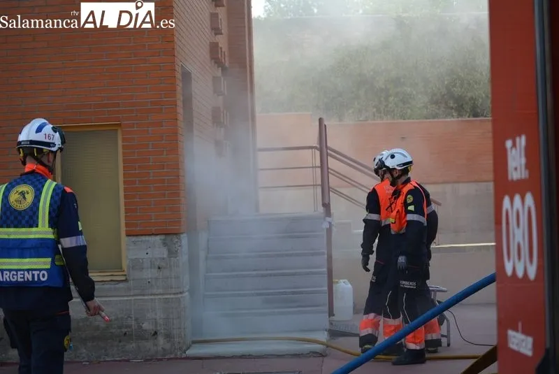 Maniobra de actuación de los bomberos en un incendio bajo rasante | Fotos: Vanesa Martins