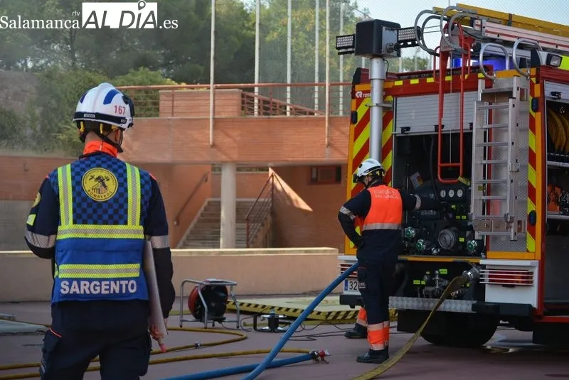 Maniobra de actuación de los bomberos en un incendio bajo rasante | Fotos: Vanesa Martins