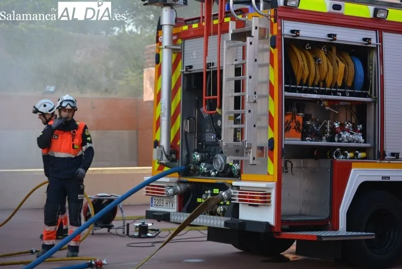 Maniobra de actuación de los bomberos en un incendio bajo rasante | Fotos: Vanesa Martins