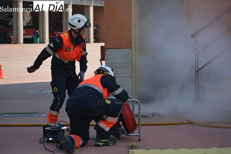 Maniobra de actuación de los bomberos en un incendio bajo rasante | Fotos: Vanesa Martins