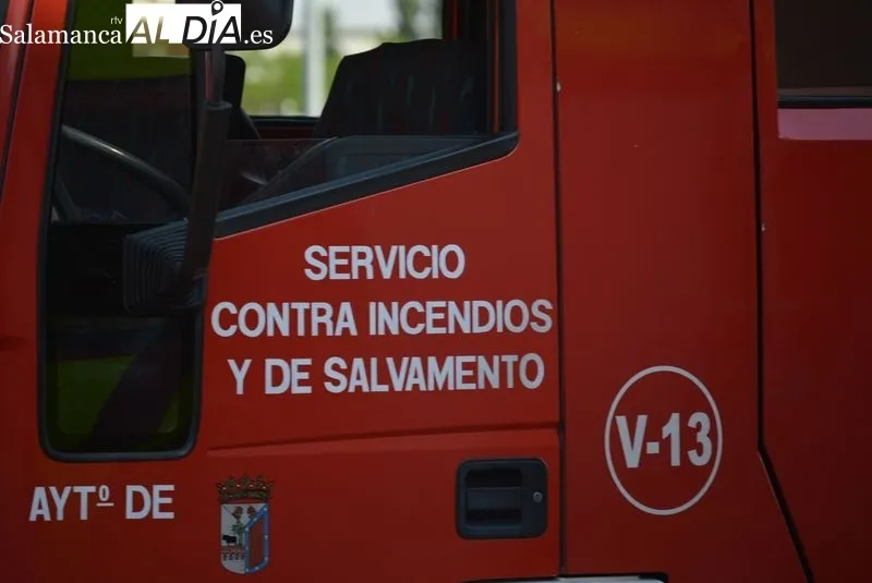 Maniobra de actuación de los bomberos en un incendio bajo rasante | Fotos: Vanesa Martins