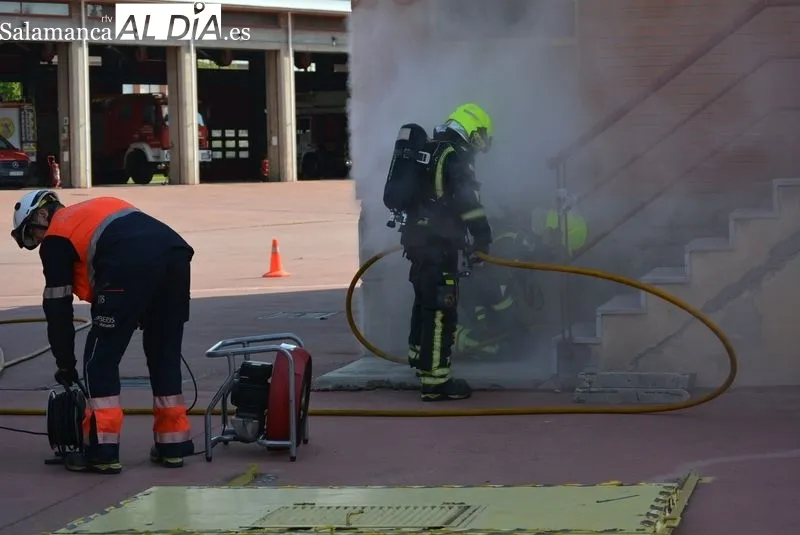 Maniobra de actuación de los bomberos en un incendio bajo rasante | Fotos: Vanesa Martins