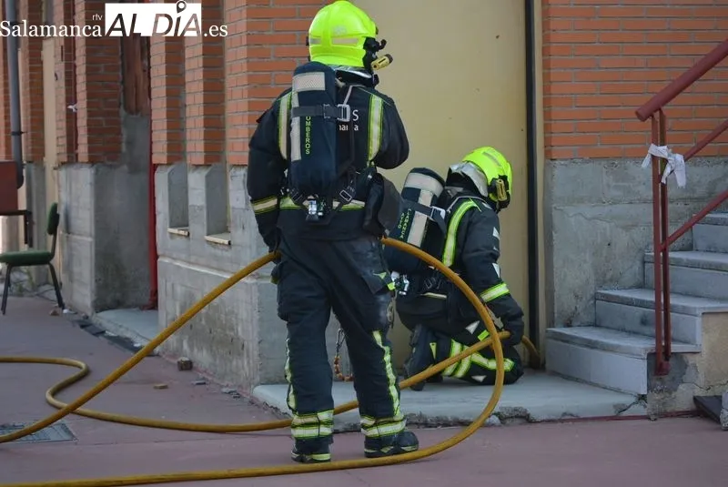 Maniobra de actuación de los bomberos en un incendio bajo rasante | Fotos: Vanesa Martins