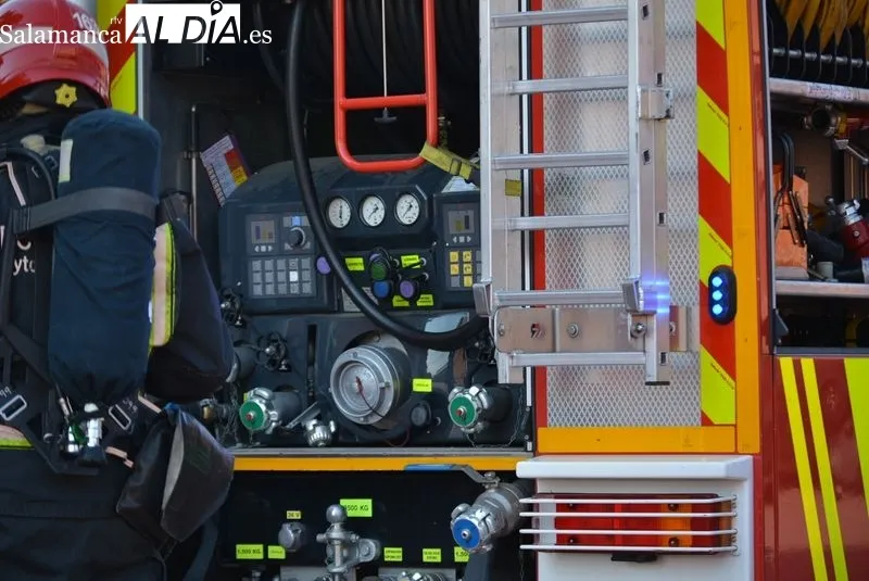 Maniobra de actuación de los bomberos en un incendio bajo rasante | Fotos: Vanesa Martins