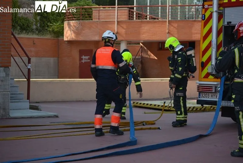 Maniobra de actuación de los bomberos en un incendio bajo rasante | Fotos: Vanesa Martins