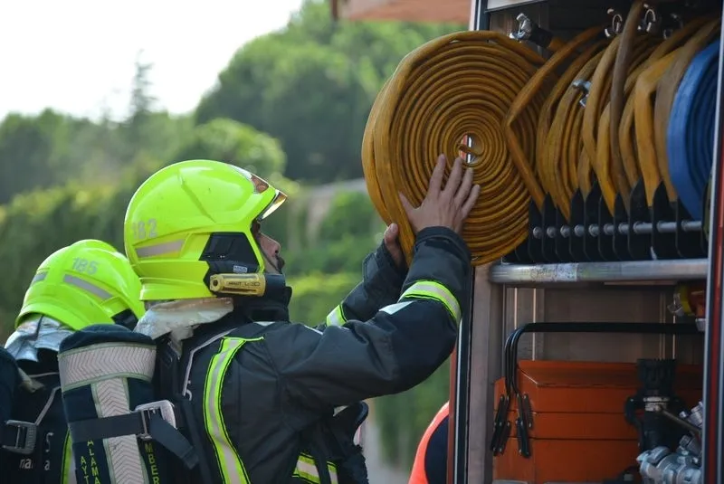 Maniobra de actuación de los bomberos en un incendio bajo rasante | Fotos: Vanesa Martins