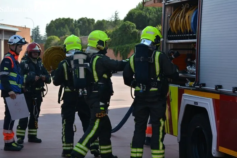 Maniobra de actuación de los bomberos en un incendio bajo rasante | Fotos: Vanesa Martins