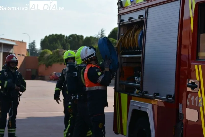 Maniobra de actuación de los bomberos en un incendio bajo rasante | Fotos: Vanesa Martins