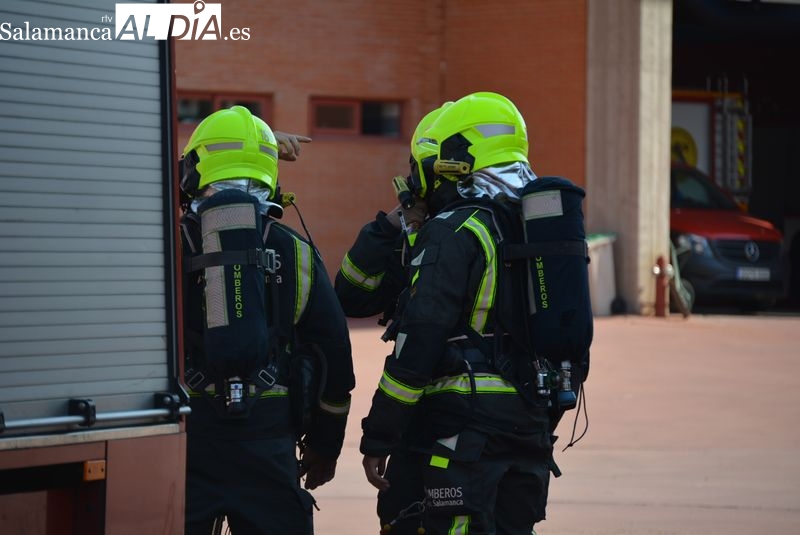 Maniobra de actuación de los bomberos en un incendio bajo rasante | Fotos: Vanesa Martins