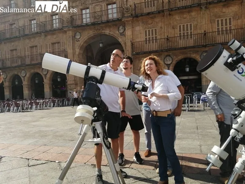 Presentación en la Plaza Mayor de los actos previstos por la Noche Internacional de Observación de la Luna. Foto de Elena Esteban