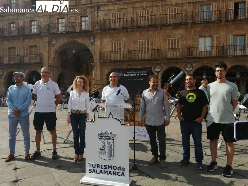 Presentación en la Plaza Mayor de los actos previstos por la Noche Internacional de Observación de la Luna. Foto de Elena Esteban