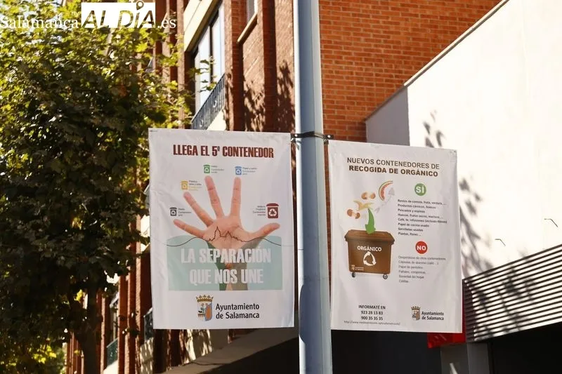La concejala de Medio Ambiente, Miryam Rodríguez, presentó la campaña de reciclaje de residuos sobre los nuevos contenedores marrones para materia orgánica en la avenida de los Cedros