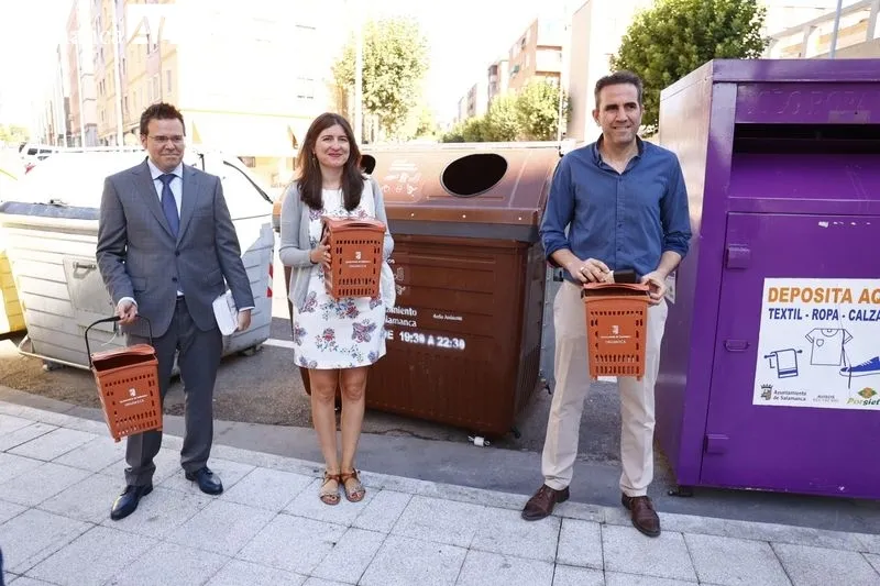 La concejala de Medio Ambiente, Miryam Rodríguez, presentó la campaña de reciclaje de residuos sobre los nuevos contenedores marrones para materia orgánica en la avenida de los Cedros
