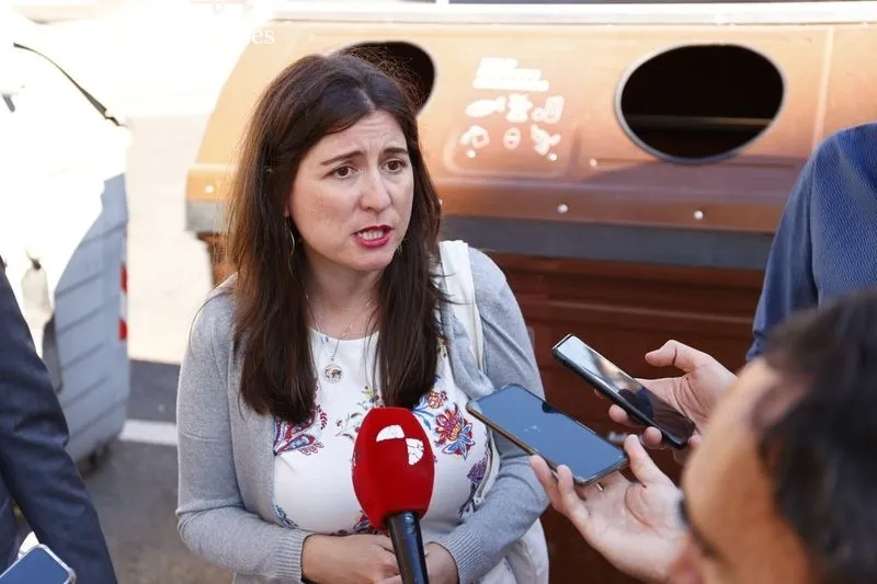 La concejala de Medio Ambiente, Miryam Rodríguez, presentó la campaña de reciclaje de residuos sobre los nuevos contenedores marrones para materia orgánica en la avenida de los Cedros