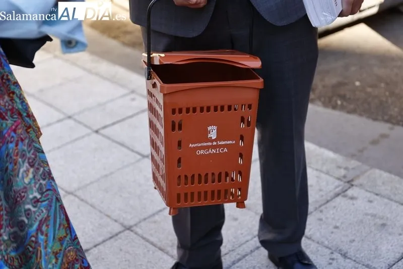La concejala de Medio Ambiente, Miryam Rodríguez, presentó la campaña de reciclaje de residuos sobre los nuevos contenedores marrones para materia orgánica en la avenida de los Cedros