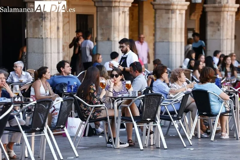 Personas en la Plaza Mayor de Salamanca | Fotos: David Sañudo