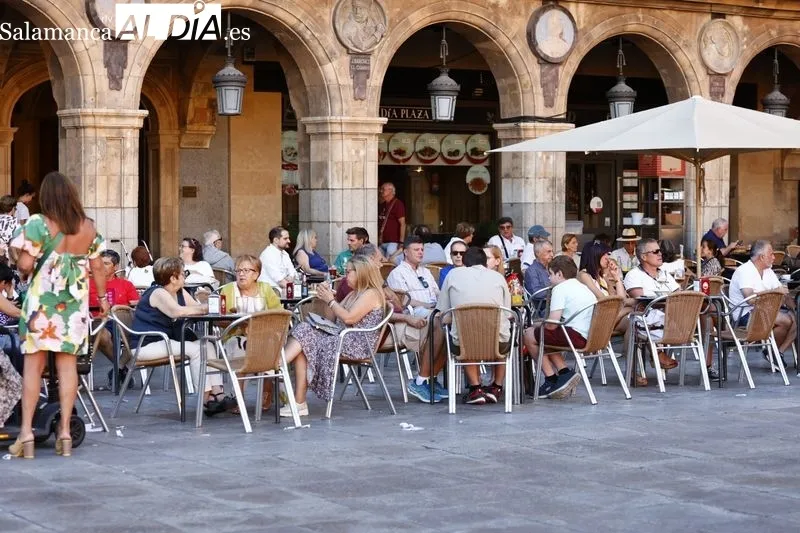 Personas en la Plaza Mayor de Salamanca | Fotos: David Sañudo