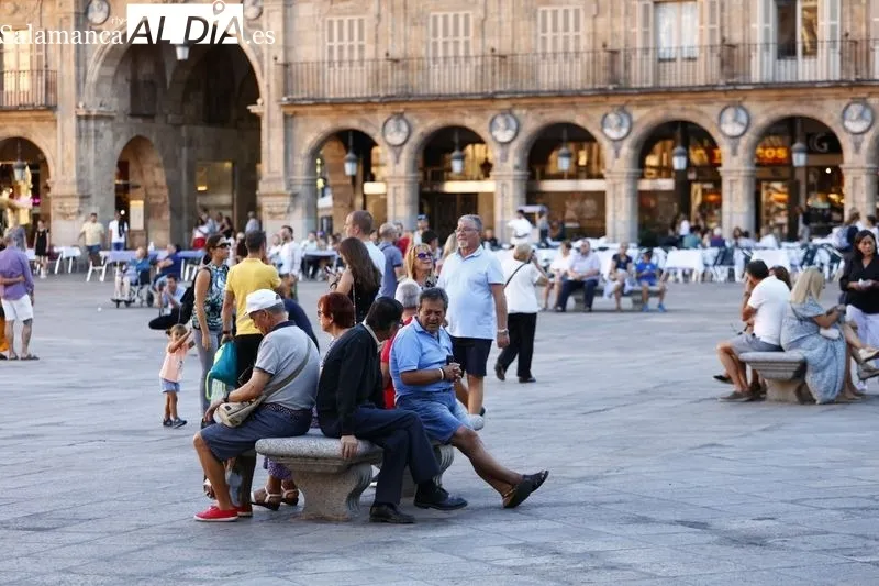 Personas en la Plaza Mayor de Salamanca | Fotos: David Sañudo