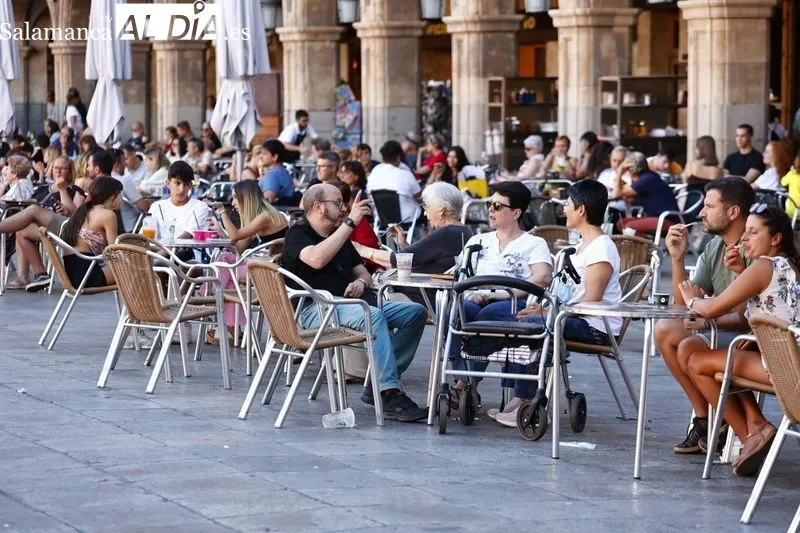 Personas en la Plaza Mayor de Salamanca | Fotos: David Sañudo