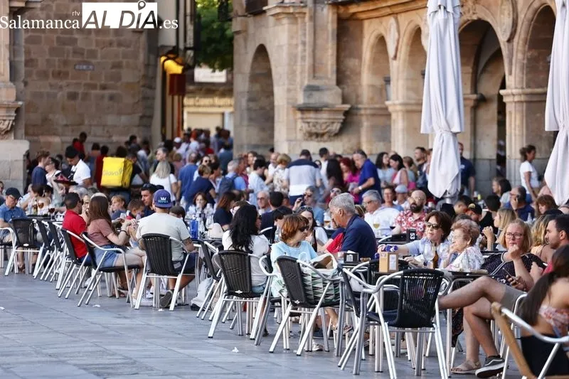 Personas en la Plaza Mayor de Salamanca | Fotos: David Sañudo