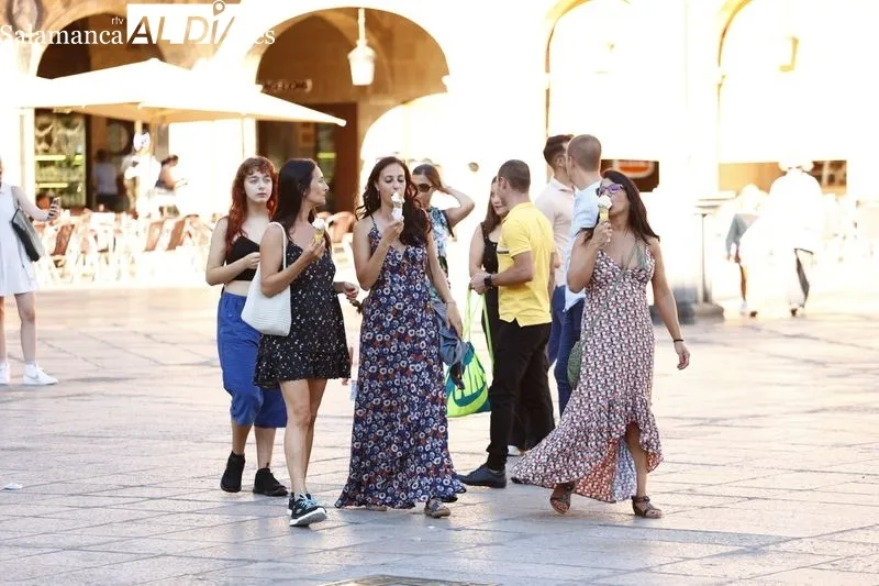 Personas en la Plaza Mayor de Salamanca | Fotos: David Sañudo