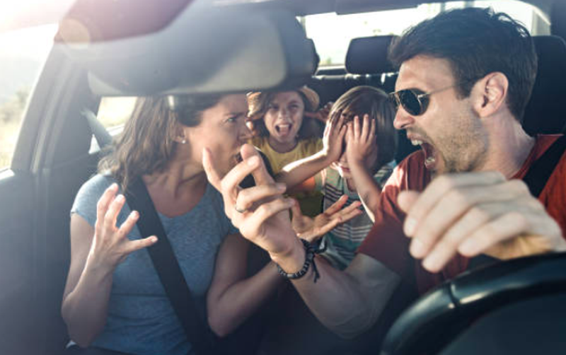 Foto de archivo de personas discutiendo en un coche 