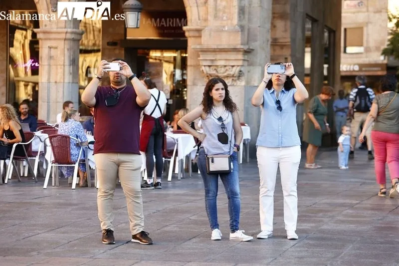 Personas en la Plaza Mayor de Salamanca | Fotos: David Sañudo
