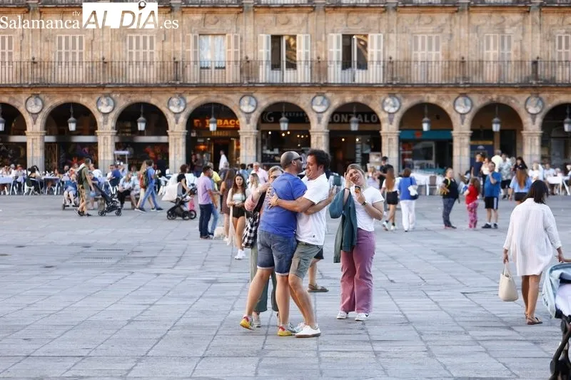 Personas en la Plaza Mayor de Salamanca | Fotos: David Sañudo