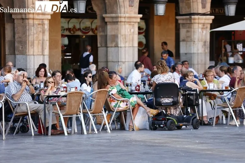 Personas en la Plaza Mayor de Salamanca | Fotos: David Sañudo