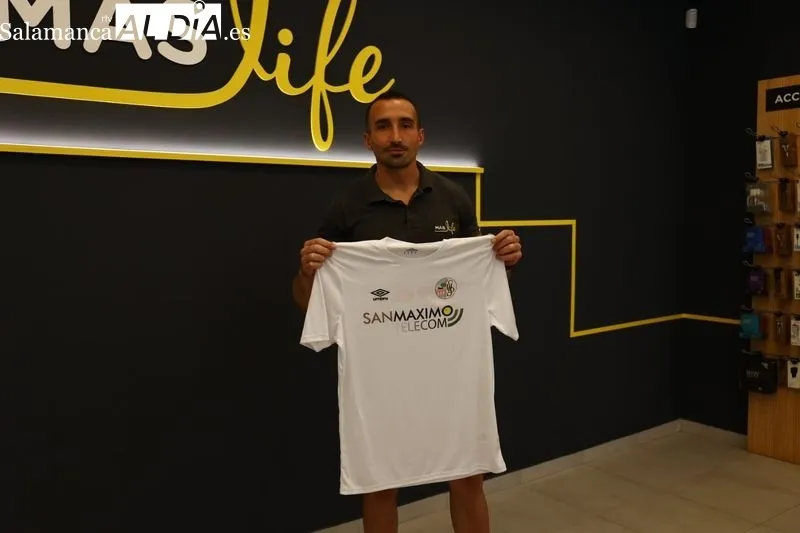 Reparto de las camisetas del Salamanca UDS para sus abonados en la tienda de Maslife, en la calle Concejo 17