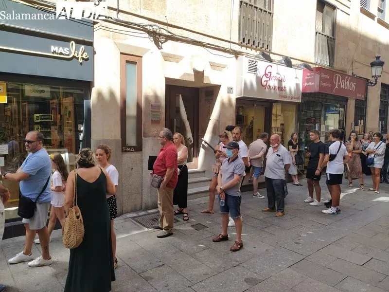 Reparto de las camisetas del Salamanca UDS para sus abonados en la tienda de Maslife, en la calle Concejo 17