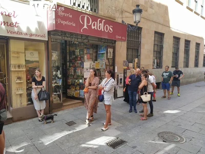 Reparto de las camisetas del Salamanca UDS para sus abonados en la tienda de Maslife, en la calle Concejo 17